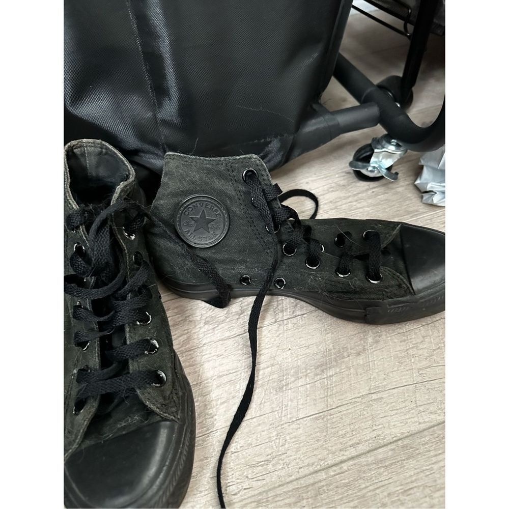 Converse Size 6 All Black High Top Sneakers Lace Up - Picture 3 of 5